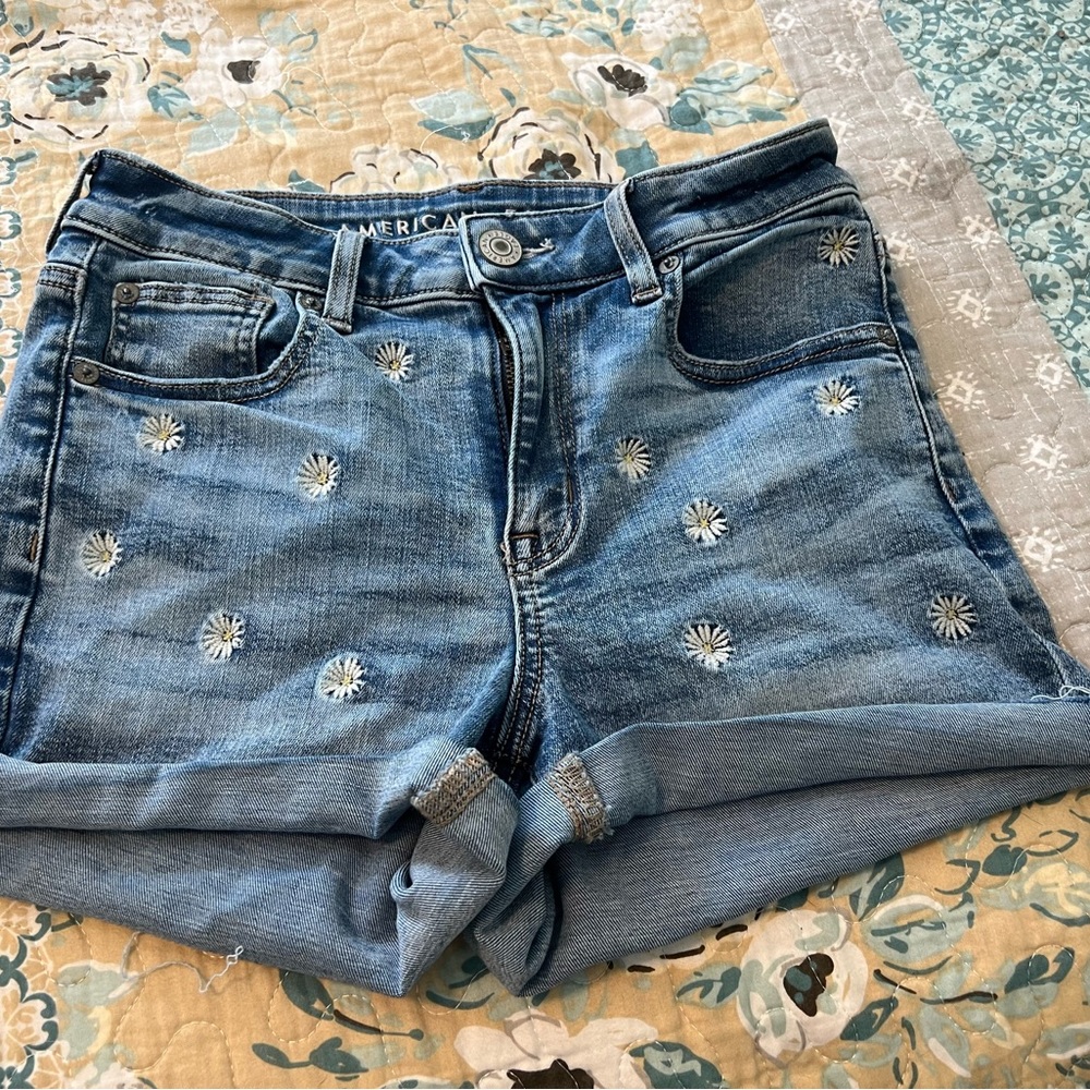 American Eagle Hi Rise Shortie w/Daisy design